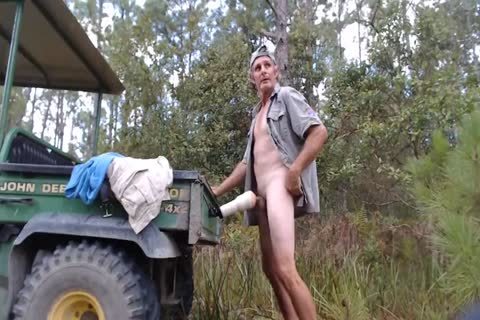 Fleashlighting Up Bi The Main Road At